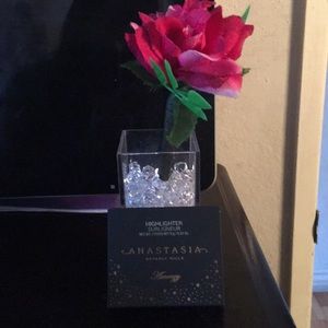 Anastasia Amrezy highlighter